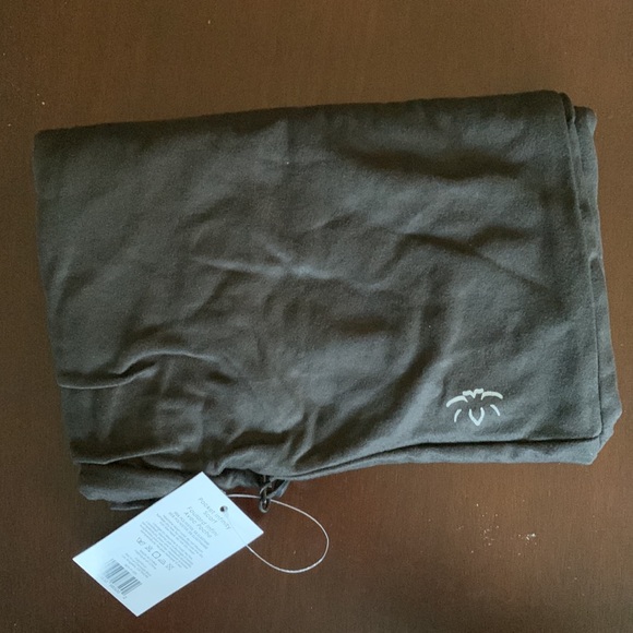 🌺Beyond Yoga Pocket Infinity Scarf Black FabFitFun Collaboration - Picture 5 of 6